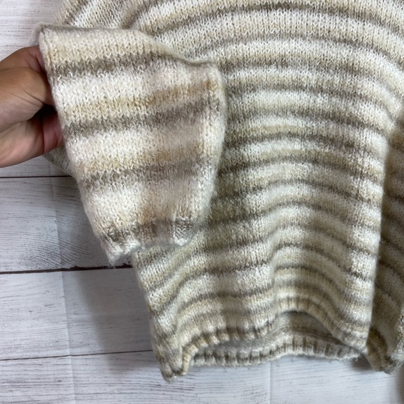 Women’s Z Supply Sweatshirt - Picture 3 of 5